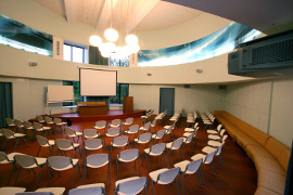 Конференц-зал на 130 мест, оснащенный современным проекционным оборудованием